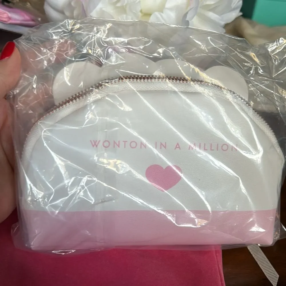 Cosmetic bag NwT dumpling pink and white motive